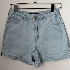 Hollister Ultra High Rise 90’s Jean Short Size 4 / 27